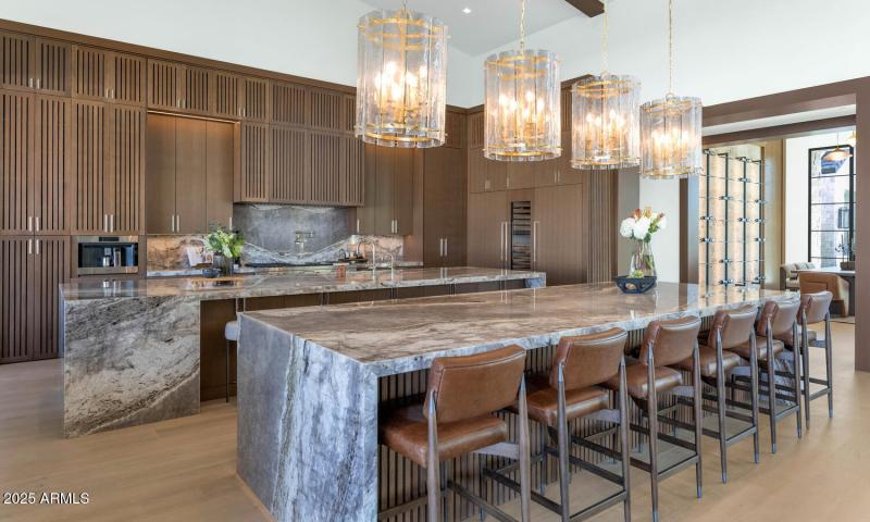 6836 E Hummingbird Ln-large-014-041-6836