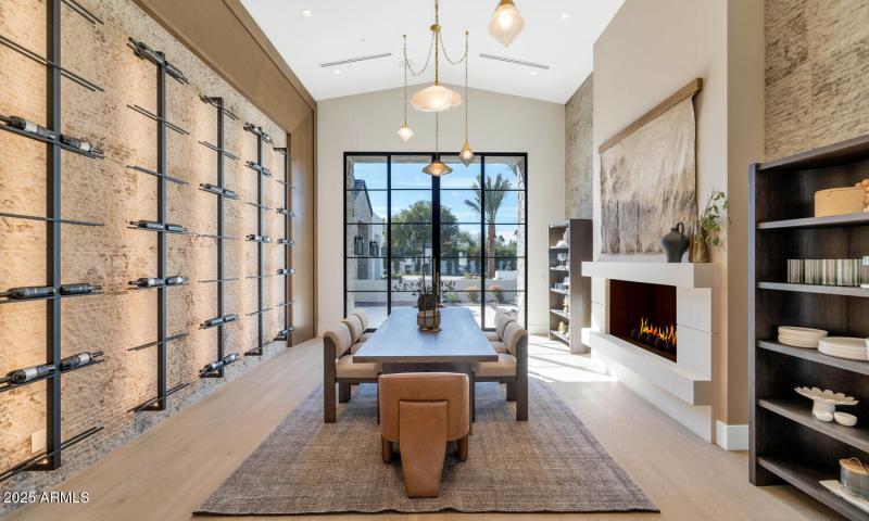 6836 E Hummingbird Ln-large-015-016-6836