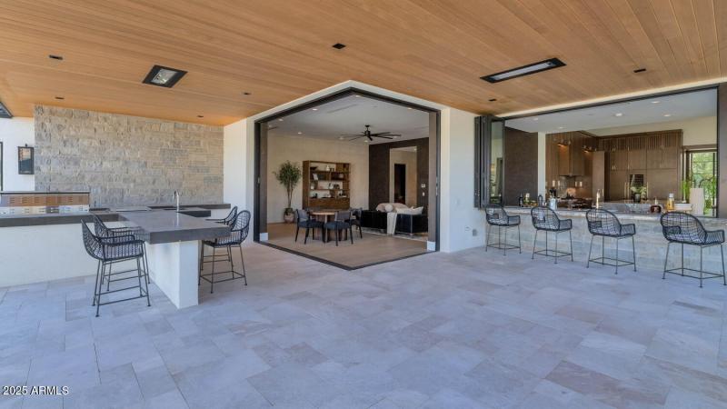 6836 E Hummingbird Ln-large-018-011-6836