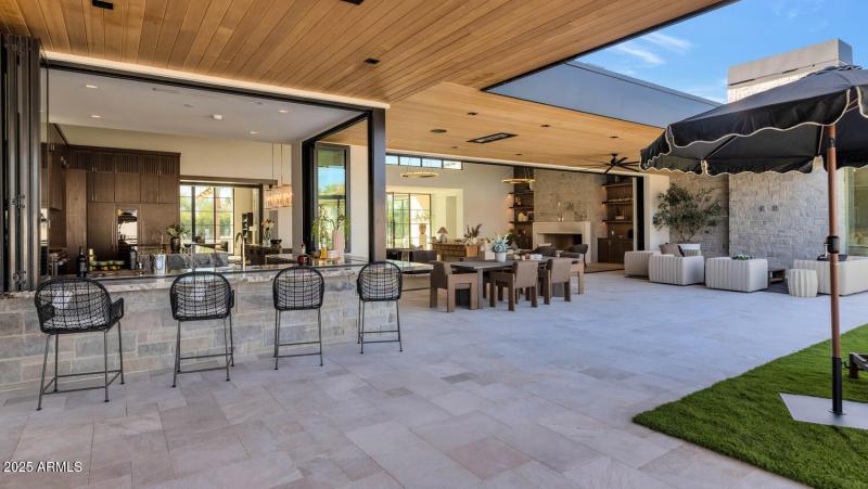 6836 E Hummingbird Ln-large-019-022-6836