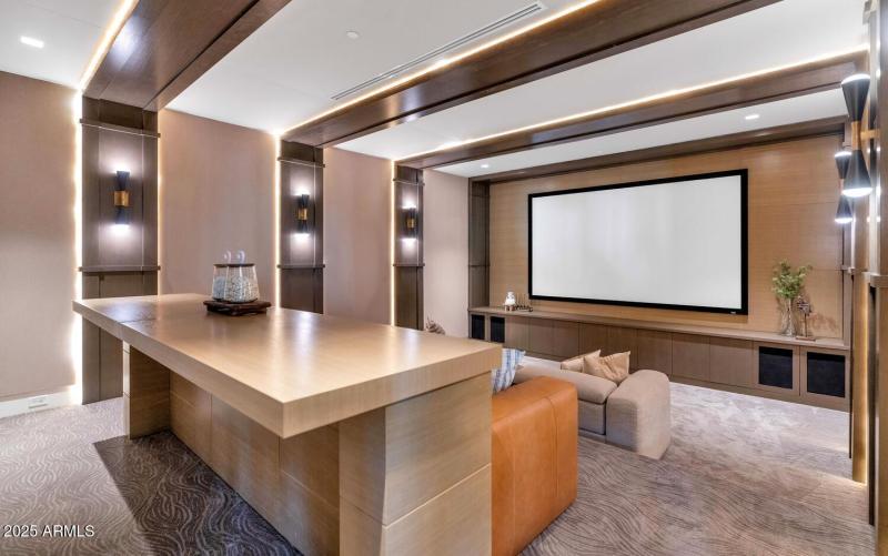 6836 E Hummingbird Ln-large-020-017-6836