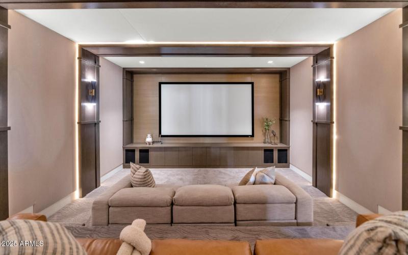 6836 E Hummingbird Ln-large-021-023-6836