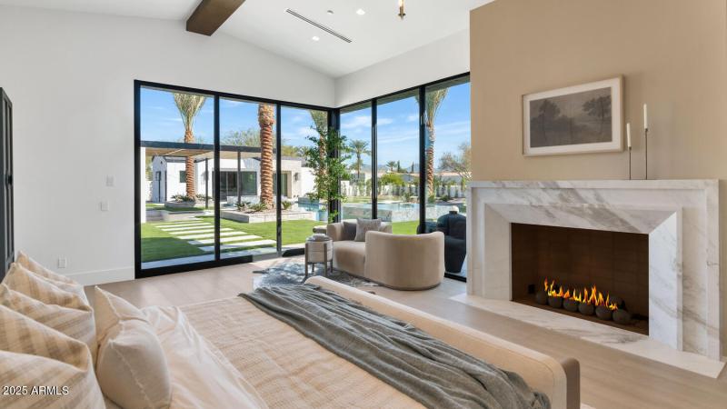 6836 E Hummingbird Ln-large-023-042-6836