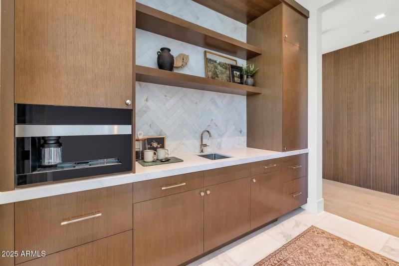 6836 E Hummingbird Ln-large-026-014-6836