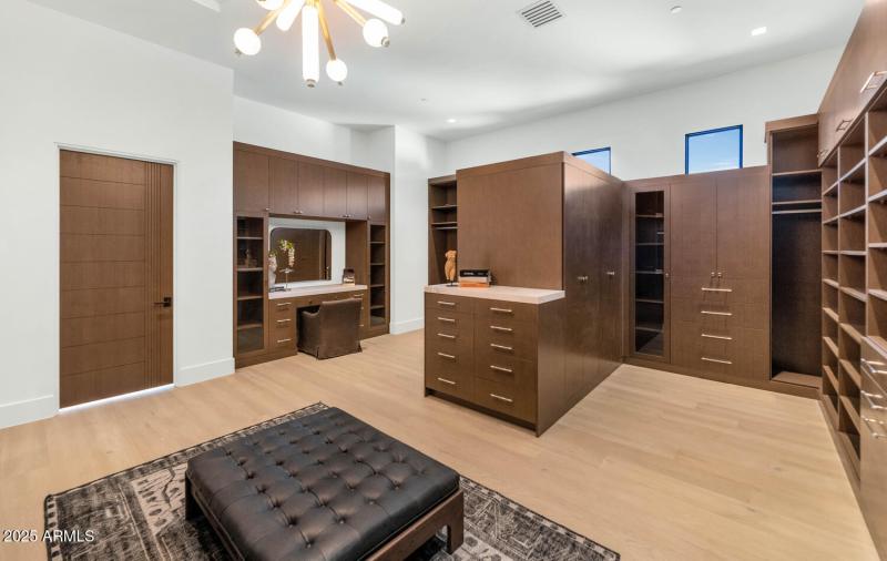 6836 E Hummingbird Ln-large-027-047-6836