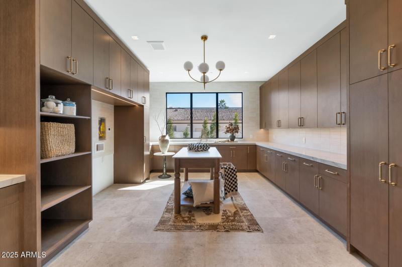 6836 E Hummingbird Ln-large-030-010-6836