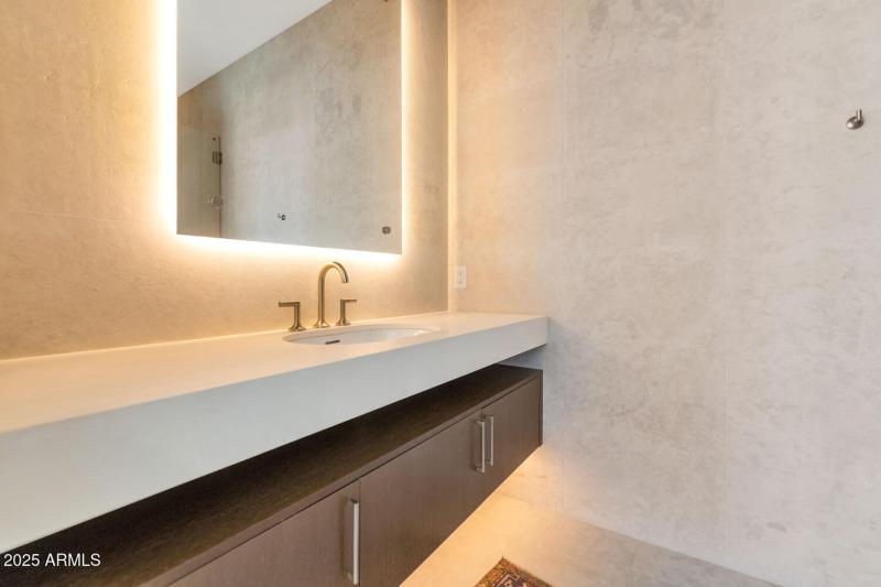 6836 E Hummingbird Ln-large-032-020-6836