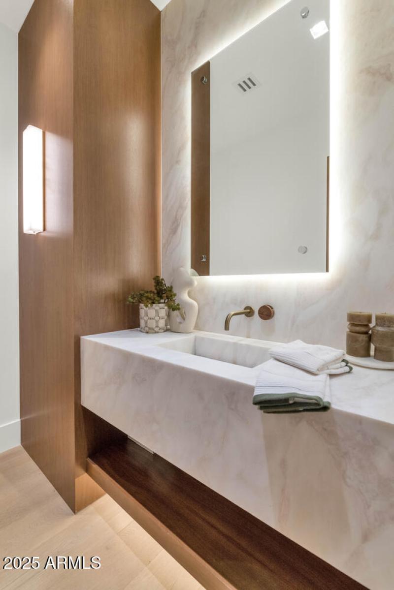 6836 E Hummingbird Ln-large-034-019-6836