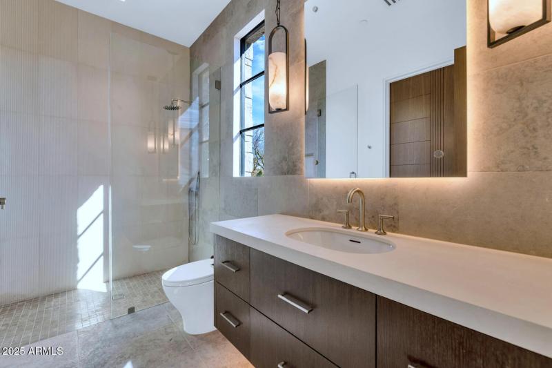 6836 E Hummingbird Ln-large-036-004-6836