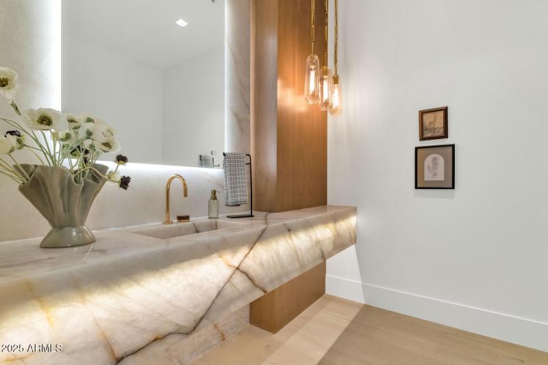 6836 E Hummingbird Ln-large-039-005-6836