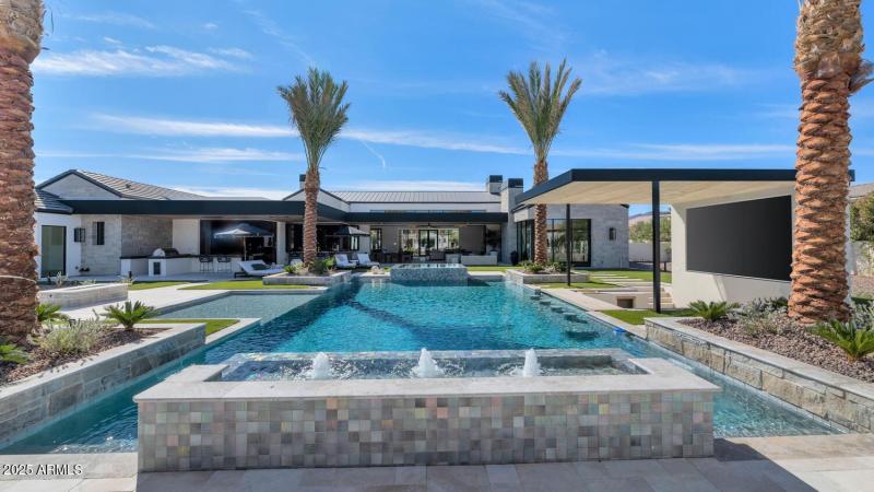 6836 E Hummingbird Ln-large-040-021-6836