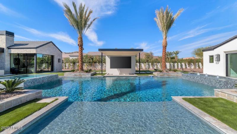 6836 E Hummingbird Ln-large-043-026-6836