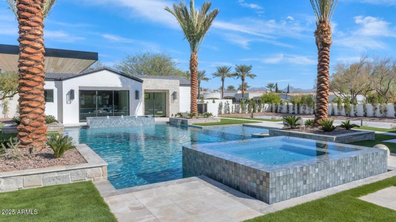 6836 E Hummingbird Ln-large-044-001-6836