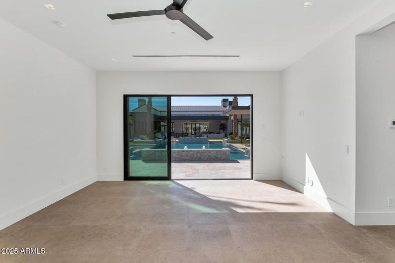 6836 E Hummingbird Ln-large-046-051-6836