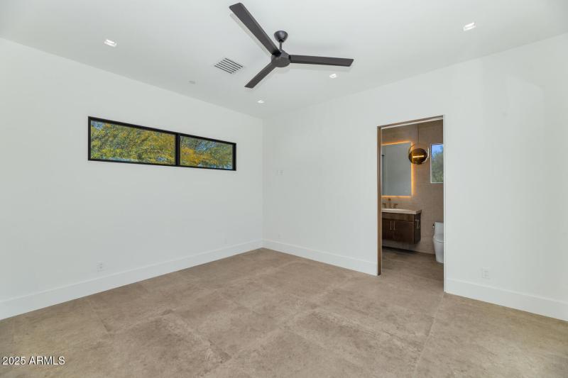 6836 E Hummingbird Ln-large-048-032-6836