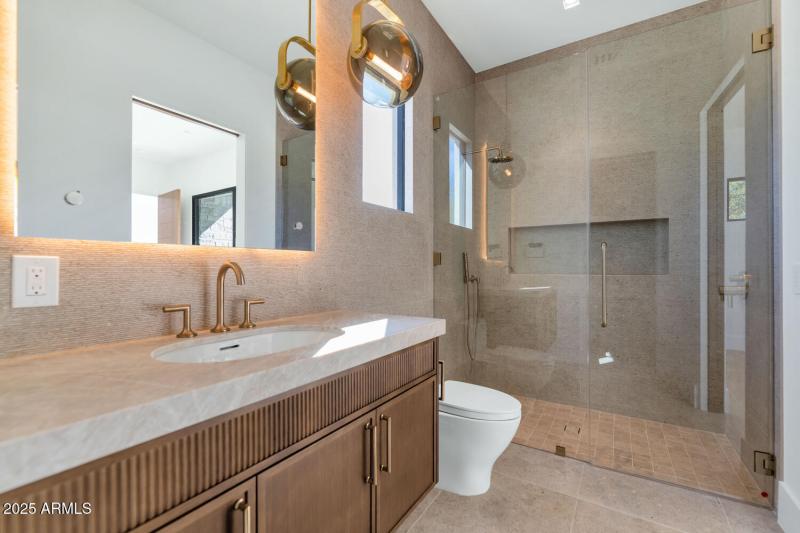 6836 E Hummingbird Ln-large-049-040-6836