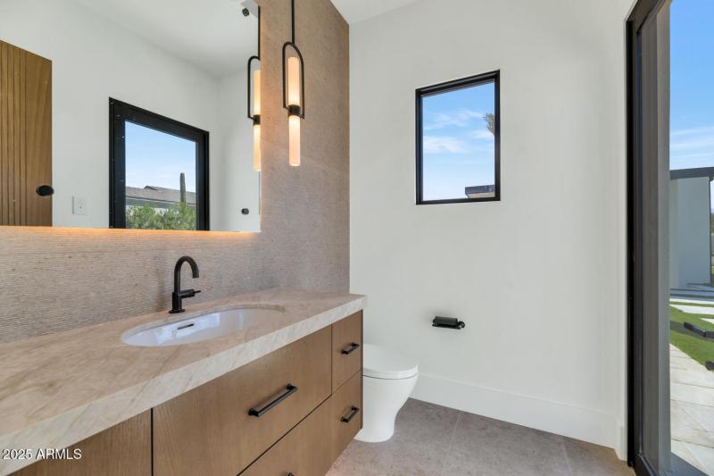 6836 E Hummingbird Ln-large-050-050-6836