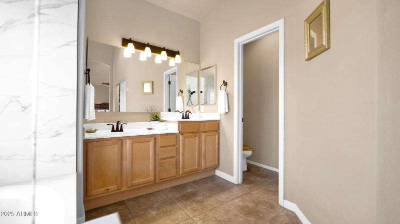 Double vanity in primary bathroom