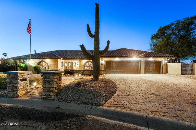 001_1235 E Clearview Dr