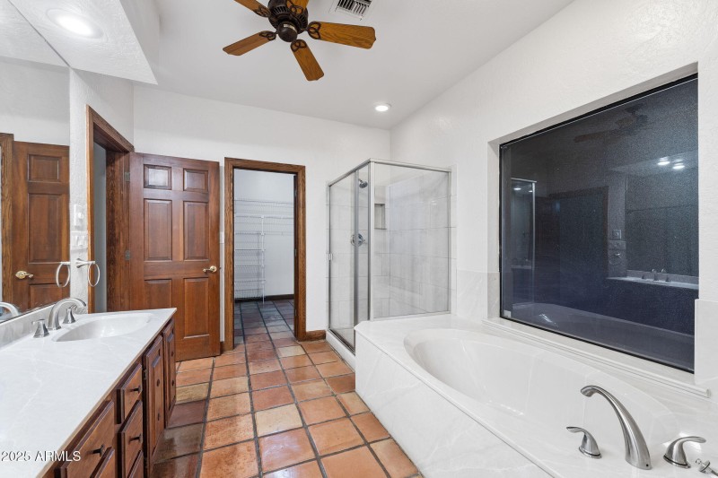 041_1235 E Clearview Dr