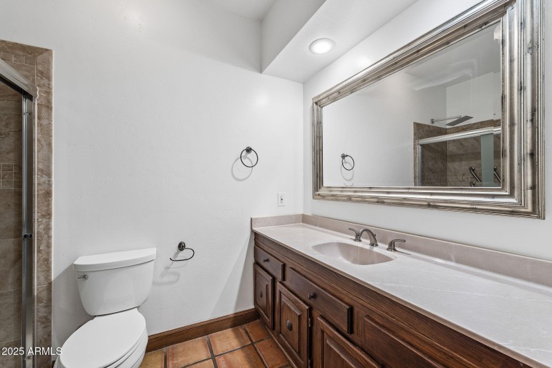 047_1235 E Clearview Dr