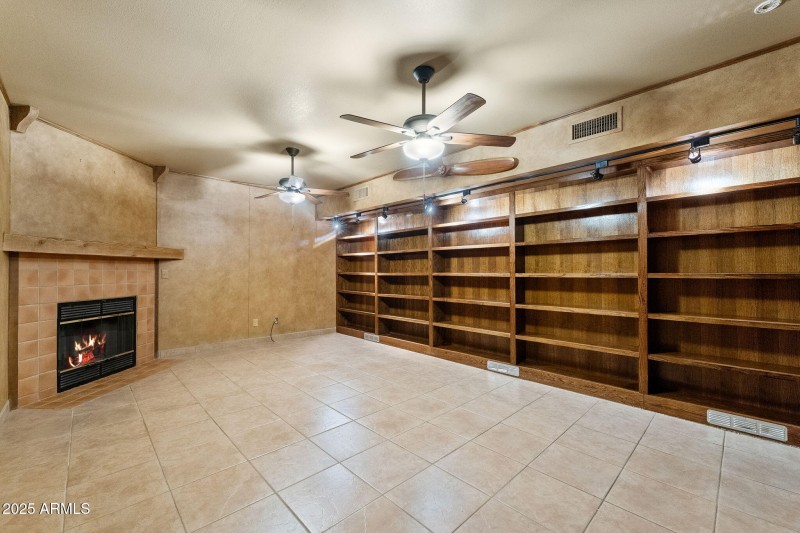 050_1235 E Clearview Dr
