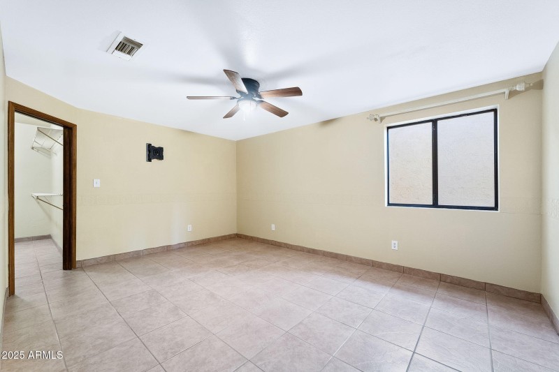 051_1235 E Clearview Dr