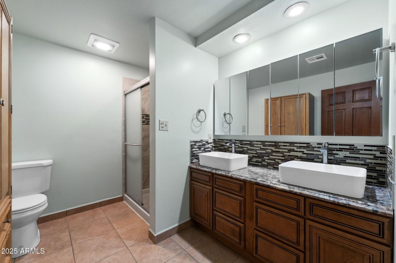 056_1235 E Clearview Dr