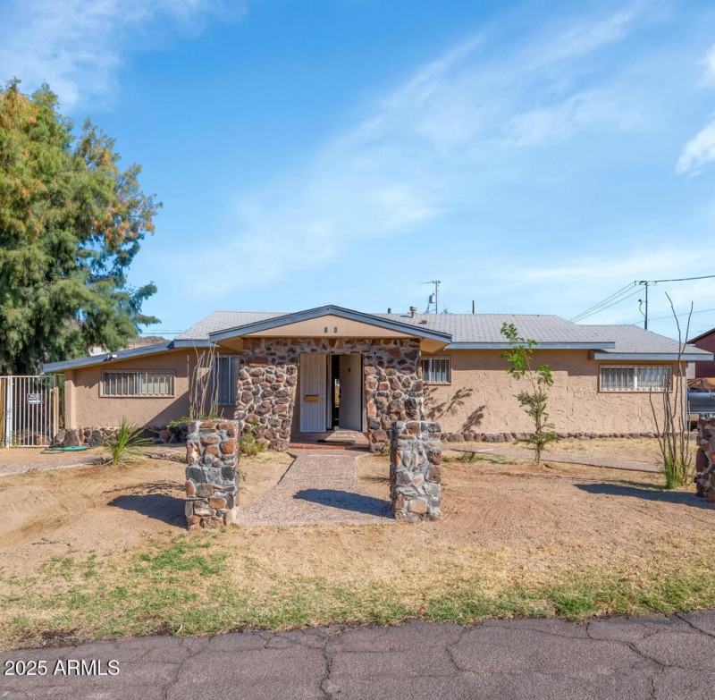 738 E Carol Ave-large-004-017-738 E Caro