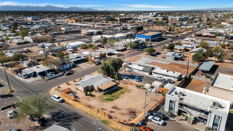 738 E Carol Ave-large-007-008-738 E Caro