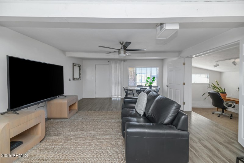 738 E Carol Ave-large-009-031-738 E Caro