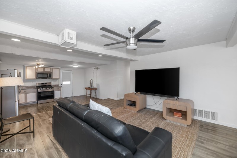 738 E Carol Ave-large-012-032-738 E Caro