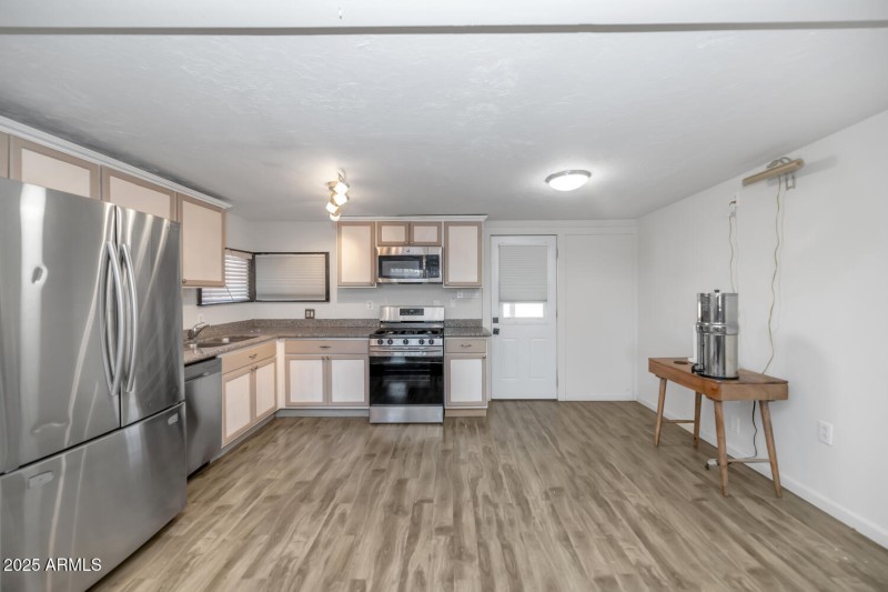 738 E Carol Ave-large-013-020-738 E Caro