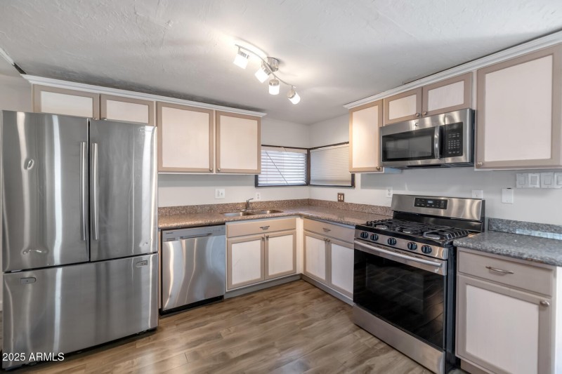 738 E Carol Ave-large-014-029-738 E Caro