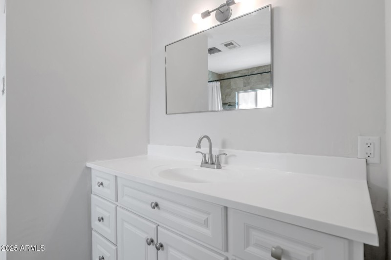 738 E Carol Ave-large-018-033-738 E Caro