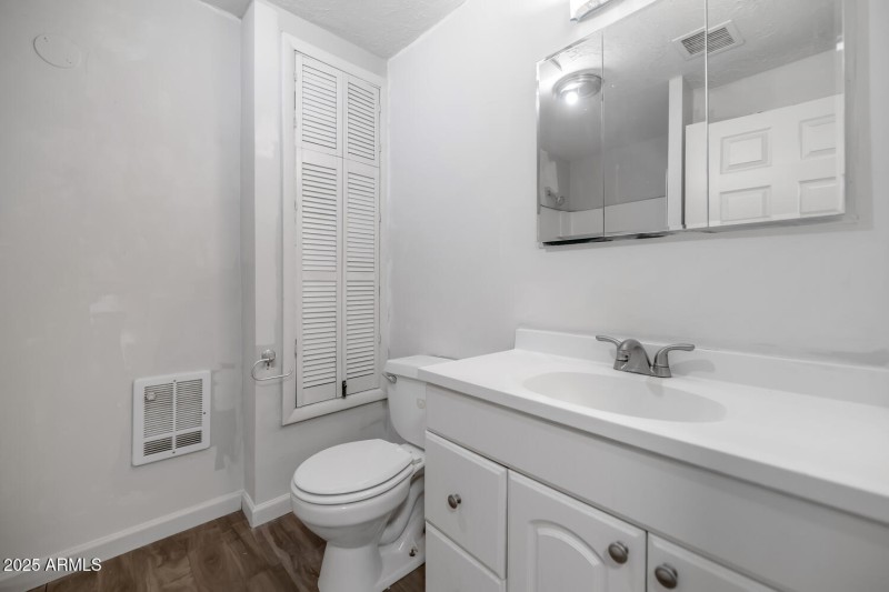 738 E Carol Ave-large-021-035-738 E Caro