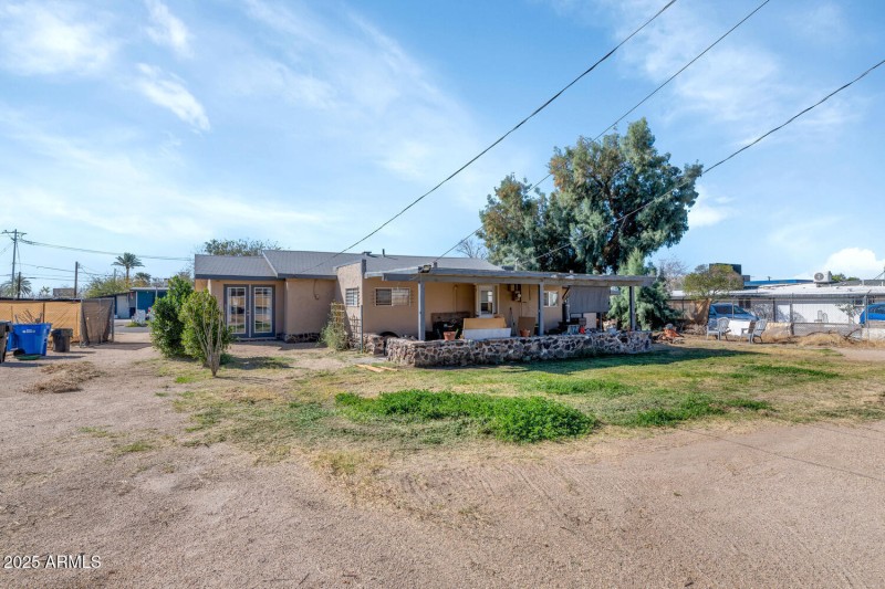 738 E Carol Ave-large-026-024-738 E Caro