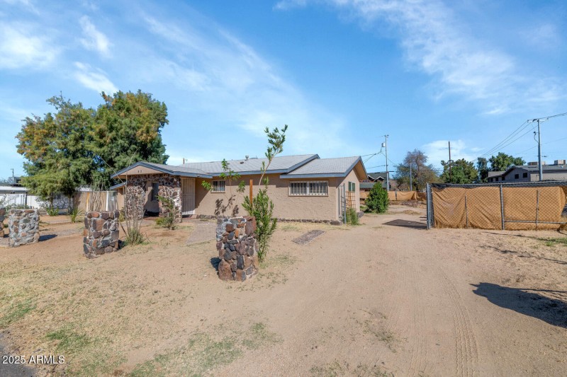 738 E Carol Ave-large-028-015-738 E Caro