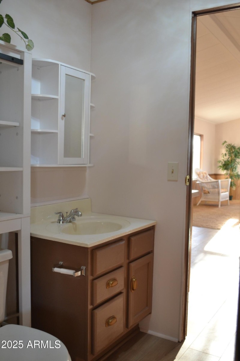 Bathroom_24_TowardLivingroom