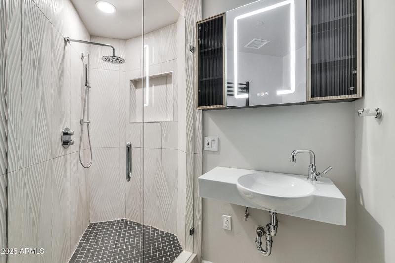 1040 E Osborn 404-32