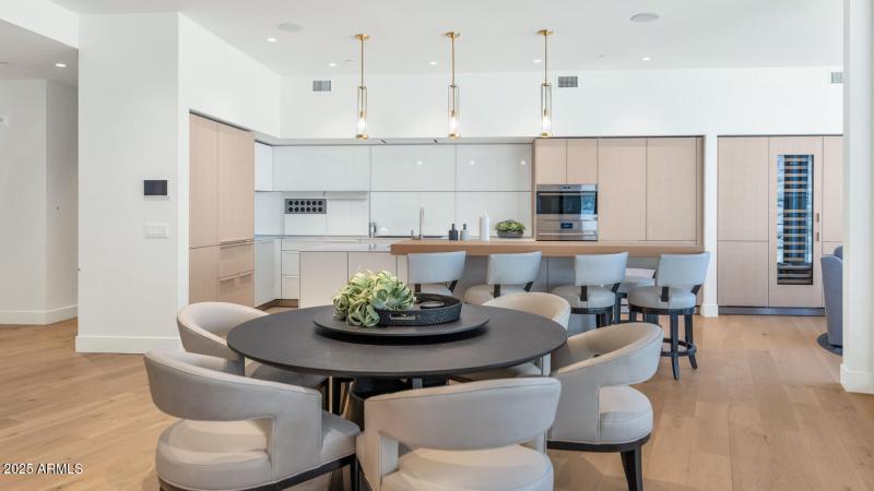 5000 N Camelback Ridge Dr-large-011-011-