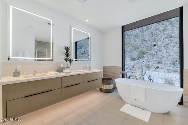 5000 N Camelback Ridge Dr-large-023-046-