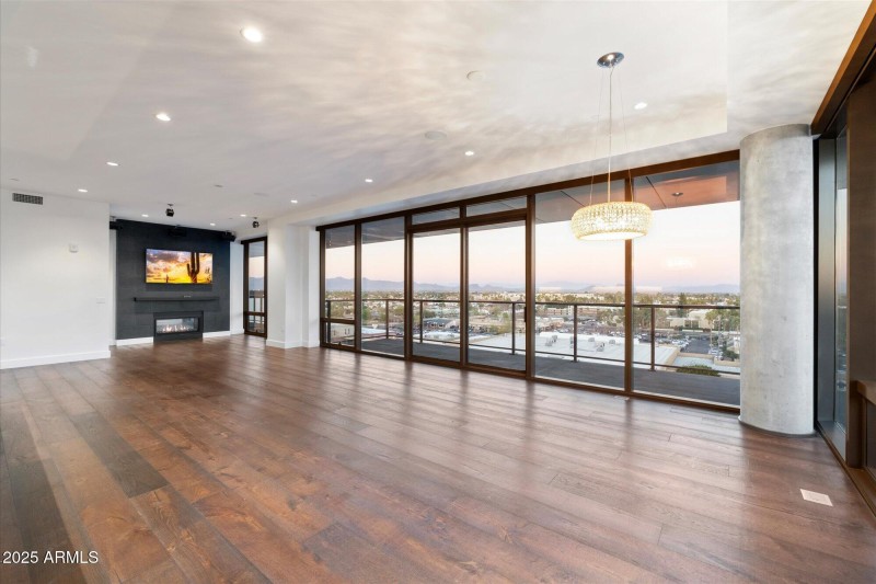 12-Main Living Area