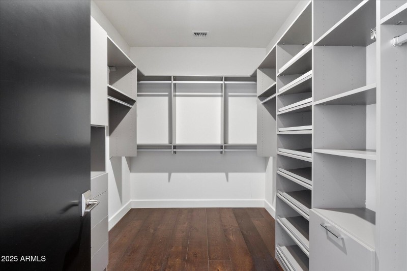 25-Master Closet