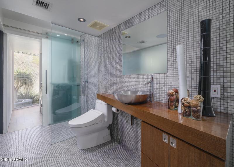 Listings_1340_E_LasPalmaritasDr_Images-3