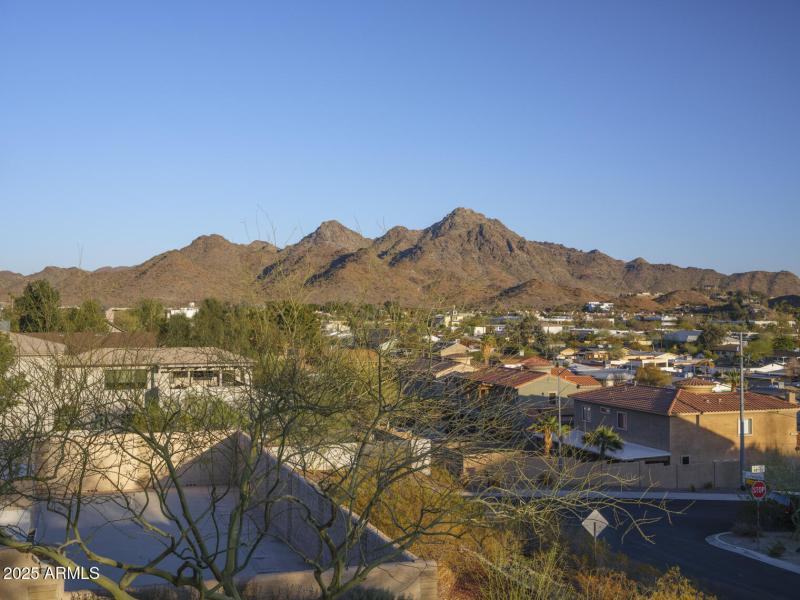 Listings_1340_E_LasPalmaritasDr_Images-4