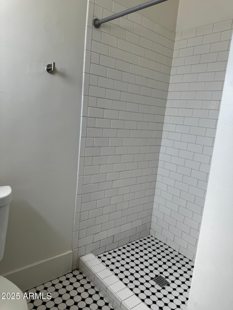 1147 E Portland - Shower