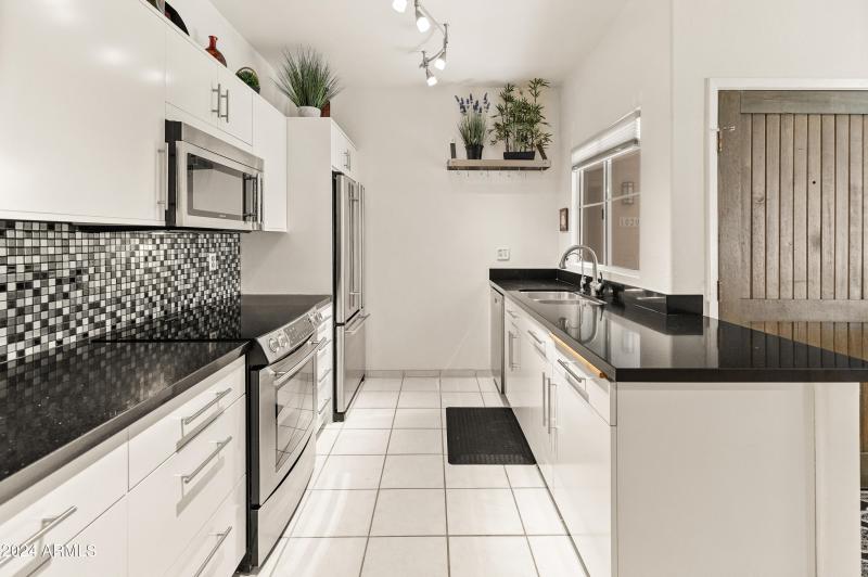 11333 N 92nd St Unit 1021-21 kitchen