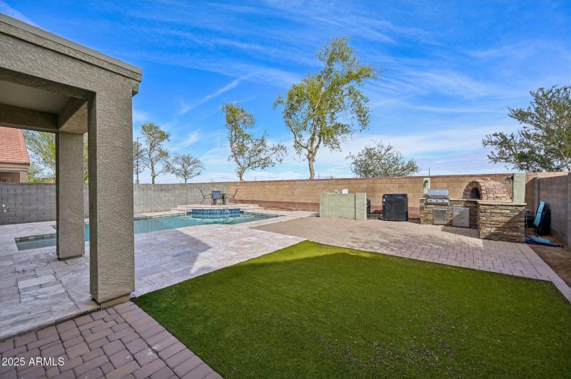 48-web-or-mls-W Quail Ave-048