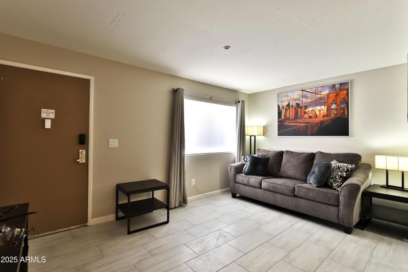 12123_W_Bell_Rd_218-03